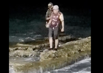 Policía Nacional rescata a turista ebrio expuesto a un accidente de inmersión, al permanecer en un extremo de las ruinas de un espolón 